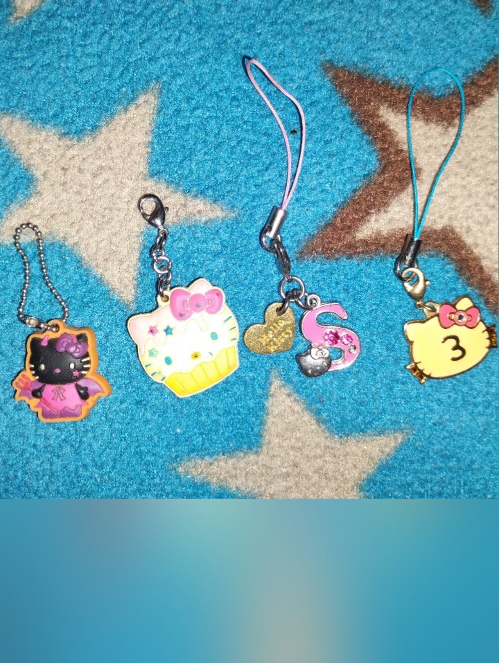 Hello Kitty 📱 Charm - Picture 3 of 3